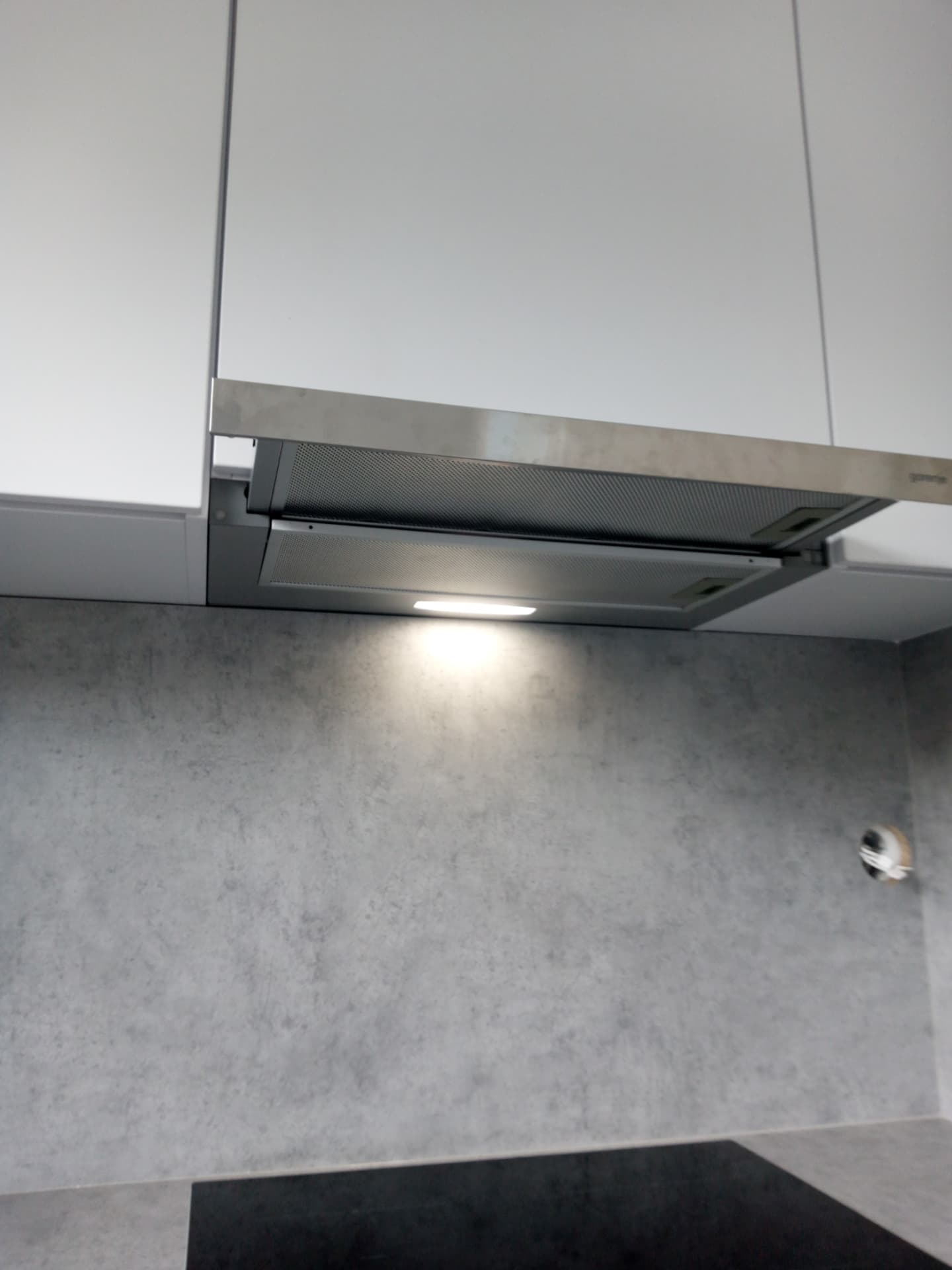 Detail kuchyne – výsuvný digestor pod hornými skrinkami