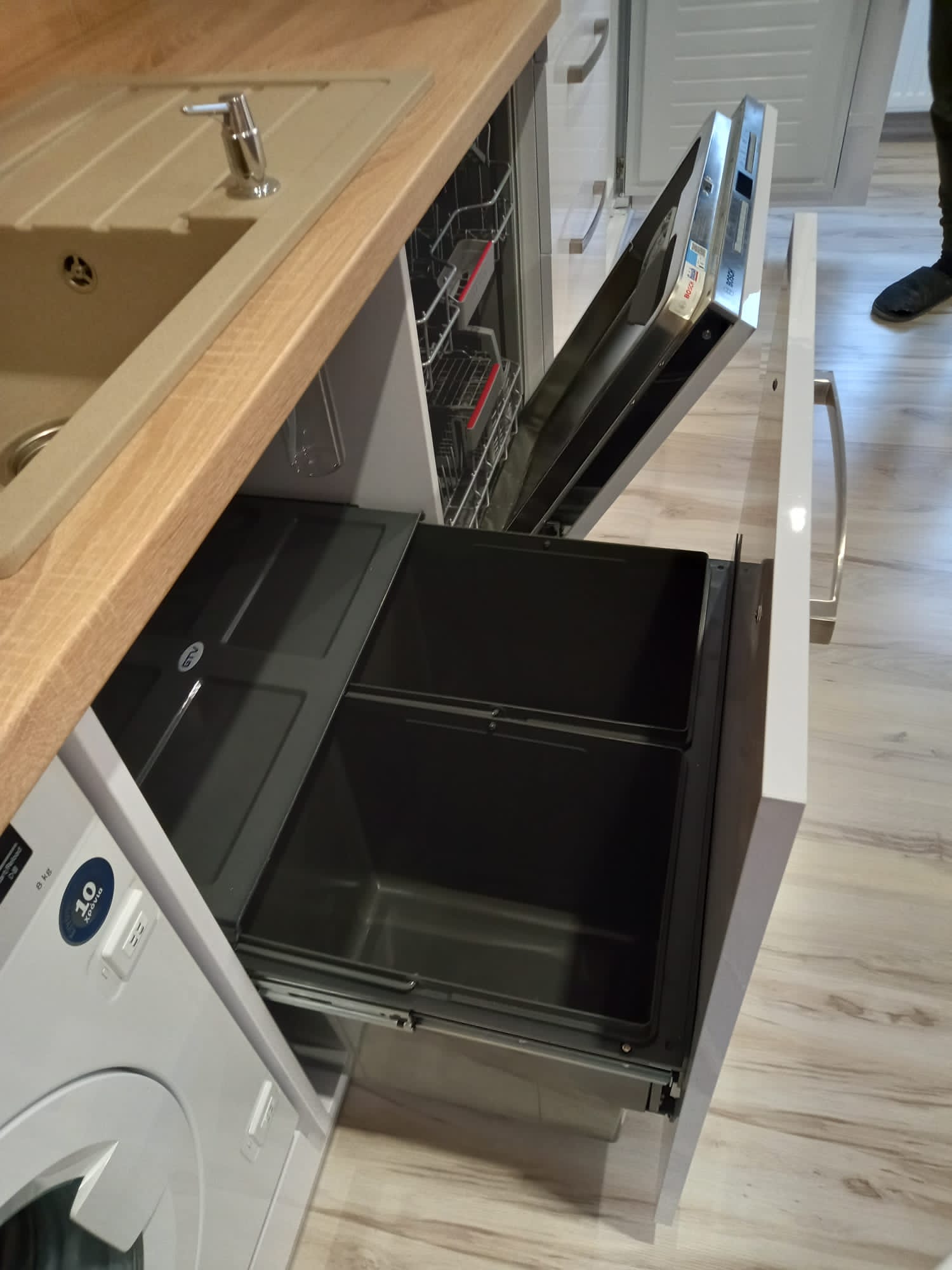 Detail kuchyne – výsuvný kôš na triedenie odpadu a vstavaná umývačka